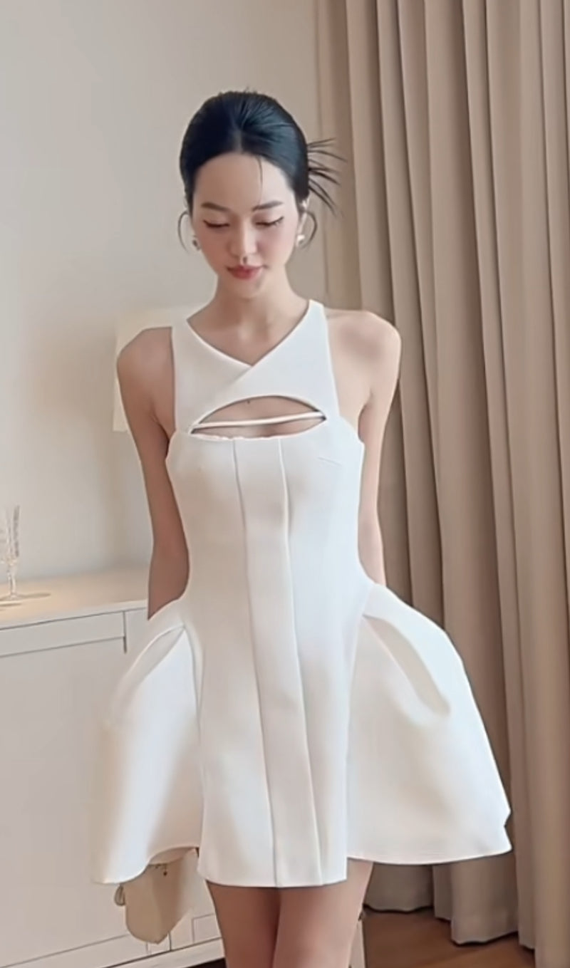 ROBE CORSET SANS MANCHES DÉCOUPÉES EN BLANC