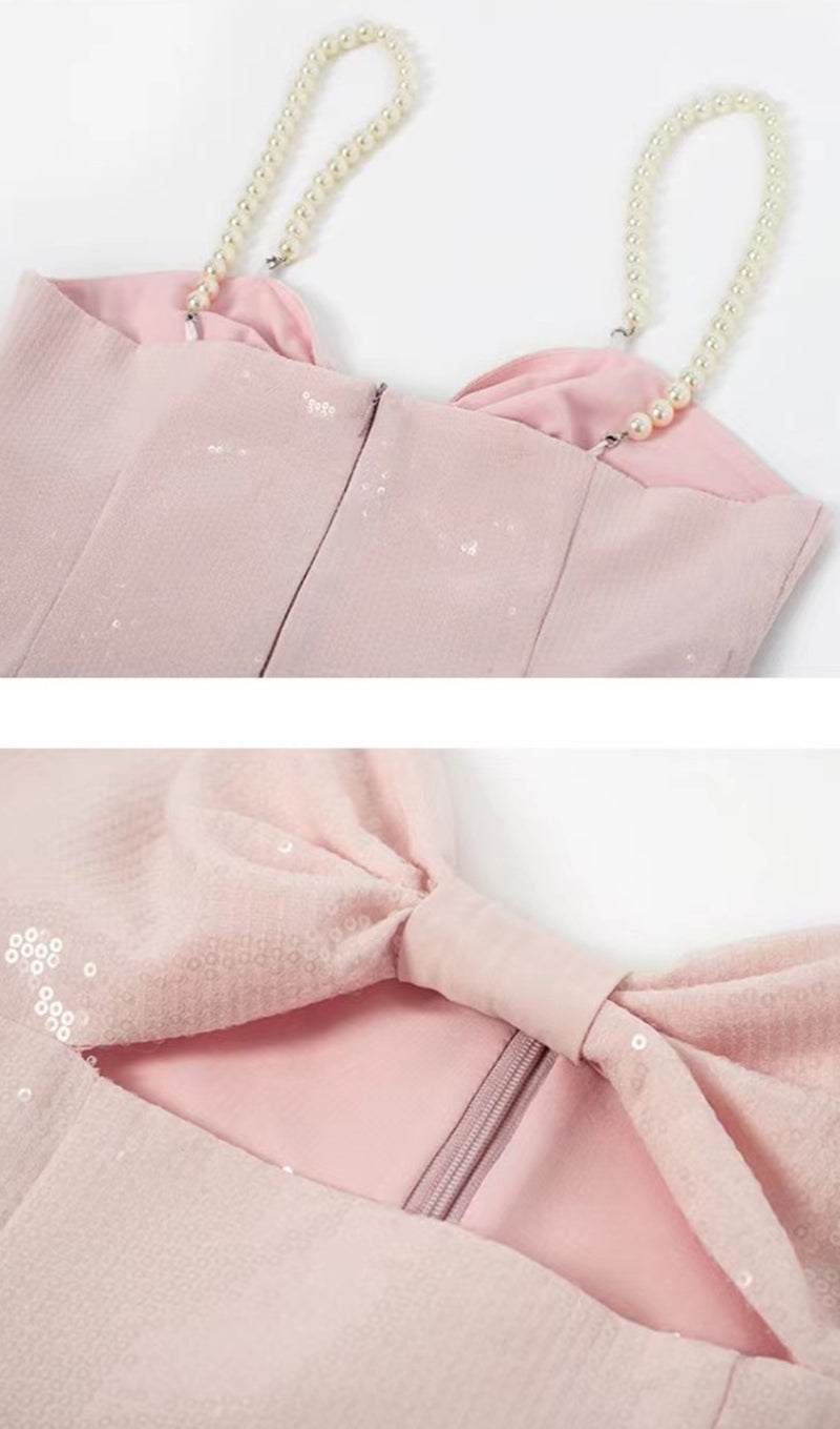 ROBE MINI EN SATIN À BRETELLES PERLÉES ROSE 