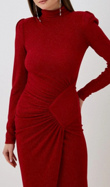 ROTES MAXIKLEID MIT PAILLETTENVERZIERUNG UND RÜSCHEN