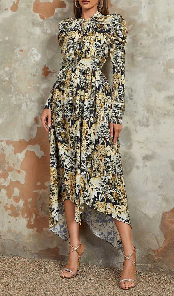 KLEID MIT ASYMMETRISCHEM SAUM UND TROPISCHEM PRINT 