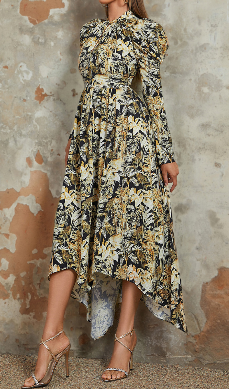 KLEID MIT ASYMMETRISCHEM SAUM UND TROPISCHEM PRINT 