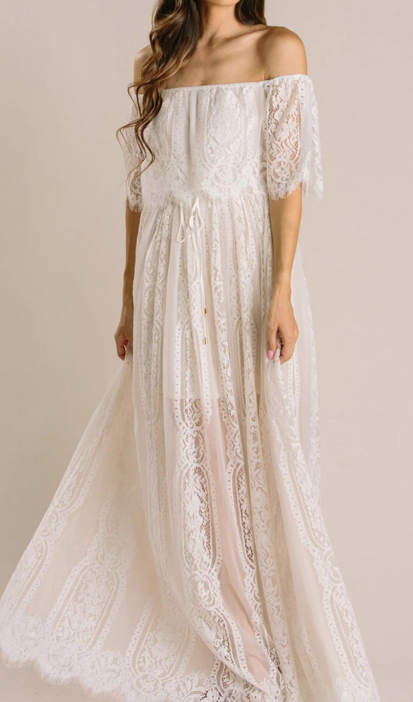 ROBE MAXI À ÉPAULES DÉNUDÉES EN DENTELLE 