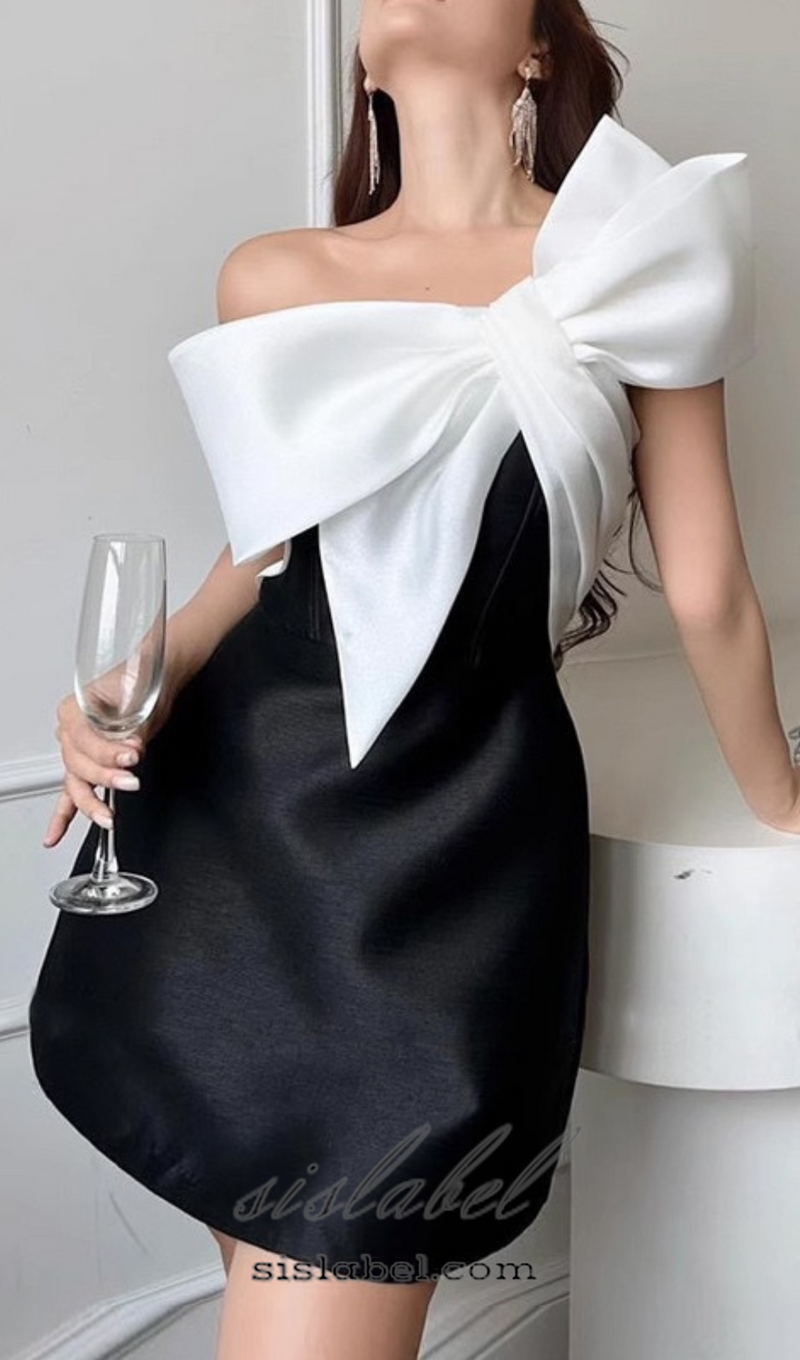 OFF-SHOULDER-MINIKLEID MIT FLIEGE