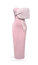 DRAPIERTES MIDIKLEID MIT OFFENEN SCHULTERN IN ROSA