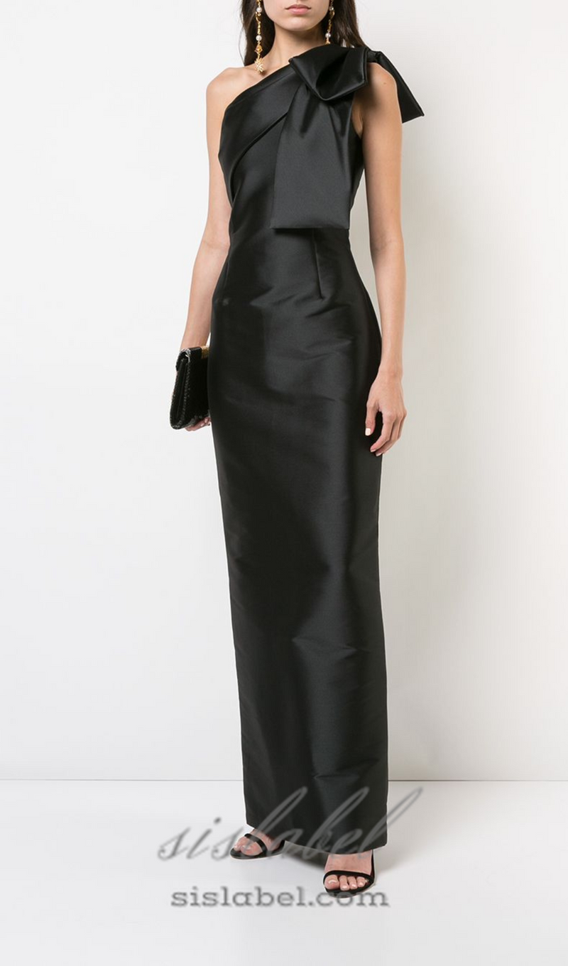 ONE-SHOULDER-MAXIKLEID MIT SCHLEIFE IN SCHWARZ