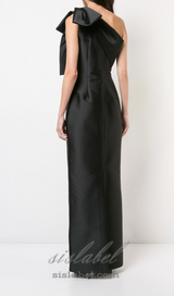 ROBE MAXI À UNE ÉPAULE AVEC NŒUD EN NOIR