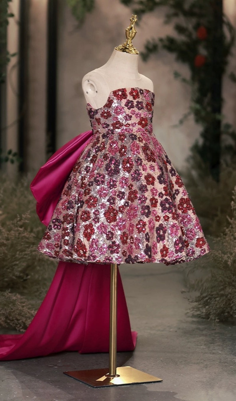 MINIKLEID MIT PAILLETTEN UND ROSA BLUMEN