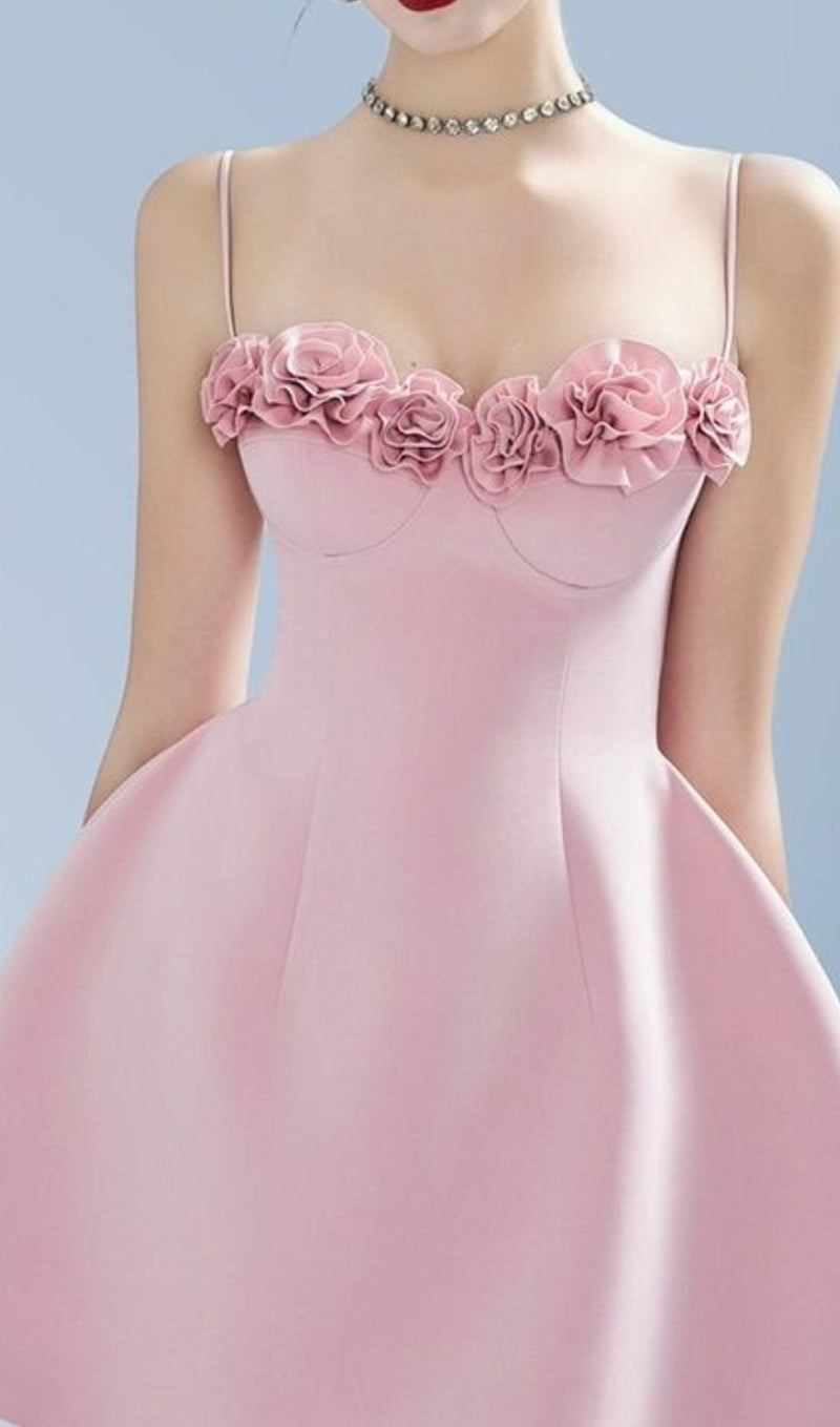 MINIKLEID MIT BLUMENMUSTER UND TRÄGERN IN ROSA