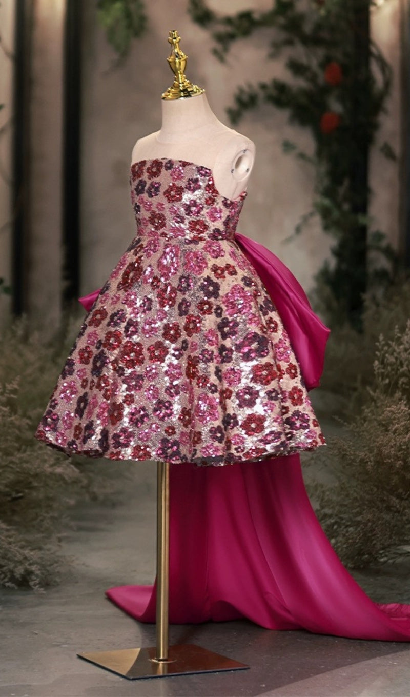 MINIKLEID MIT PAILLETTEN UND ROSA BLUMEN