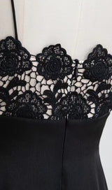 ROBE MIDI CAMISOLE EN DENTELLE NOIRE 