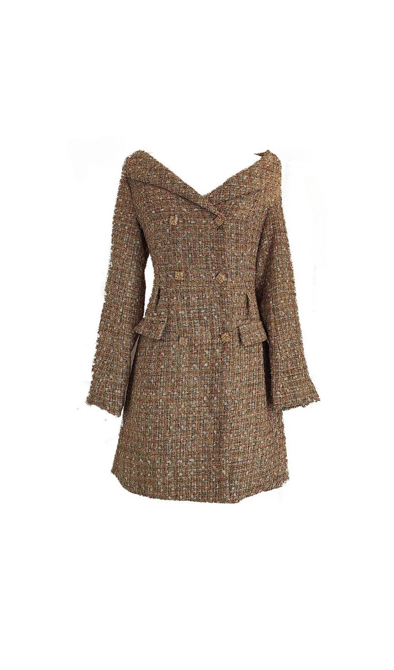 ROBE MINI À ÉPAULE DÉNUDÉE AVEC BOUCLE DE COULEURS DORÉES 