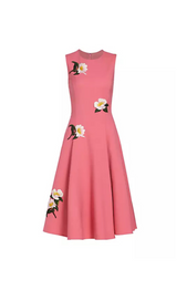 KLEID MIT BLUMENAPPLIKATION 