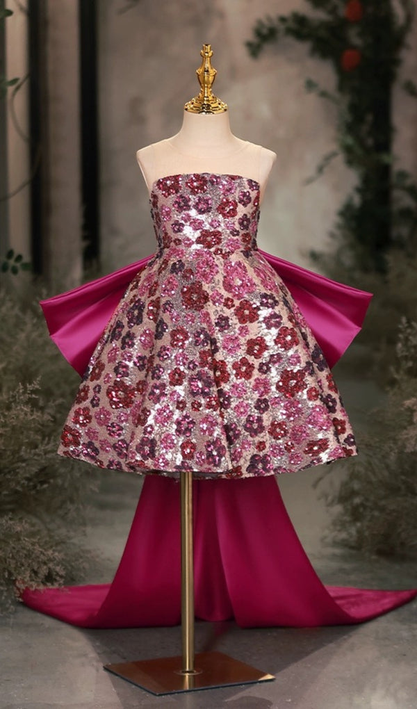 MINIKLEID MIT PAILLETTEN UND ROSA BLUMEN