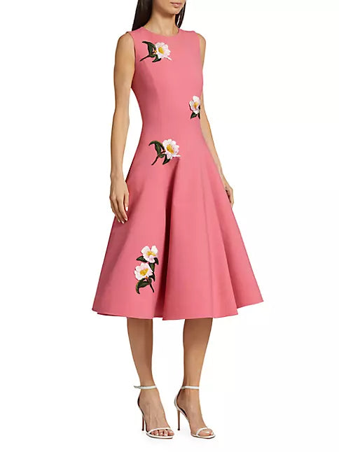 KLEID MIT BLUMENAPPLIKATION 