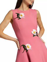 KLEID MIT BLUMENAPPLIKATION 