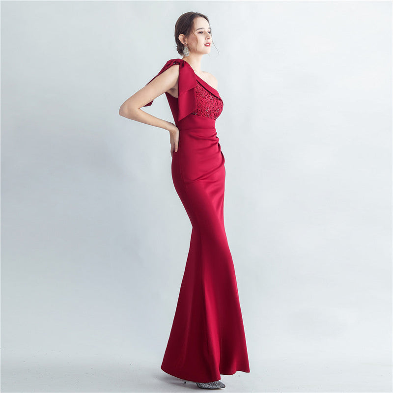 One-Shoulder embroidery High Slit Dress in red