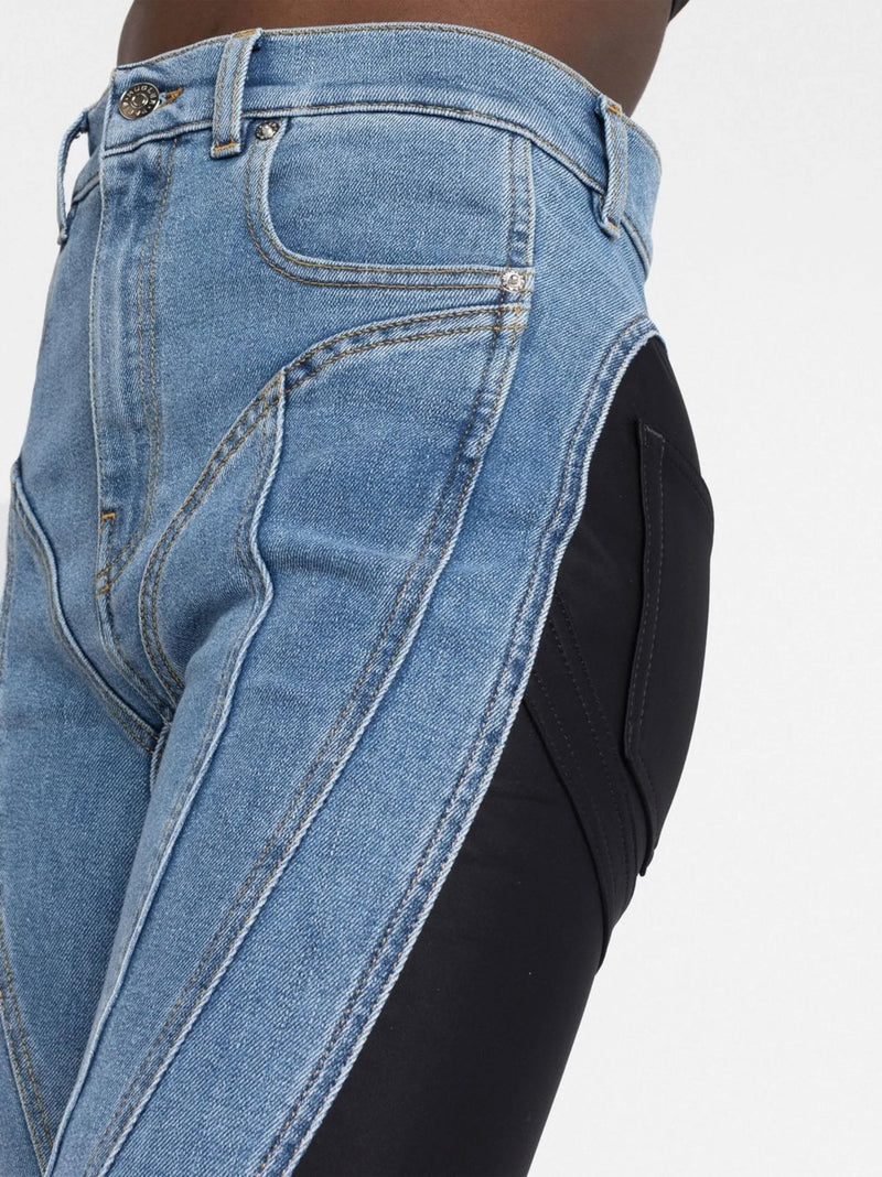 JEANS MIT HOHER TAILLE UND TWIST-EINSÄTZEN