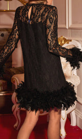 ROBE EN DENTELLE AVEC PLUME