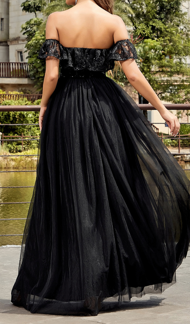 Schulterfreies Ballkleid mit Pailletten 