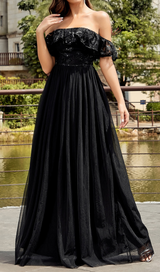 Schulterfreies Ballkleid mit Pailletten 