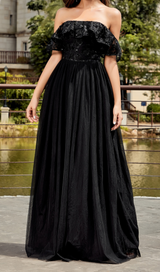 Schulterfreies Ballkleid mit Pailletten 