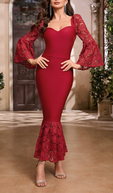 ROBE MAXI SIRÈNE À MANCHES EN DENTELLE EN ROUGE 