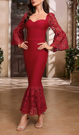 ROBE MAXI SIRÈNE À MANCHES EN DENTELLE EN ROUGE 