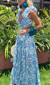 MAXIKLEID MIT RÜSCHEN UND BLUMENMUSTER UND CUTOUT IN BLAU 