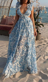 MAXIKLEID MIT RÜSCHEN UND BLUMENMUSTER UND CUTOUT IN BLAU 