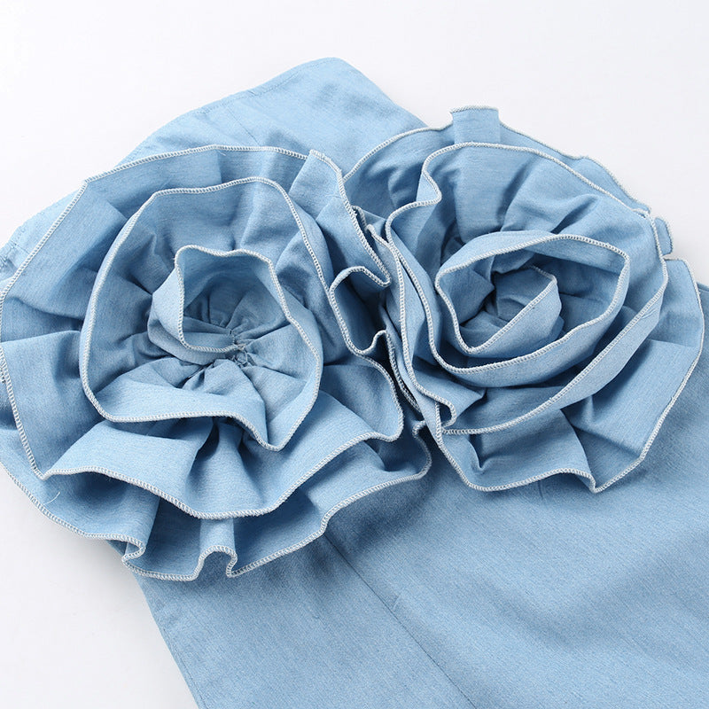 TRÄGERLOSES DENIMKLEID MIT BLUMEN