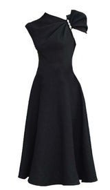 ASYMMETRIC SLEEVE PEARLS MIDI DRESS IN BLACK